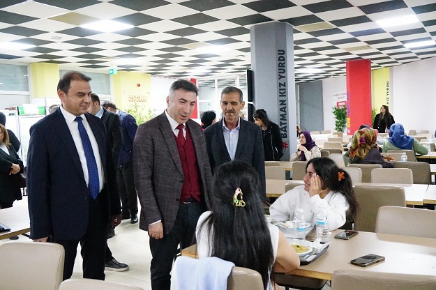 REKTÖR DEMİR, KIZ YURDUNDA ÖĞRENCİLERLE BULUŞTU