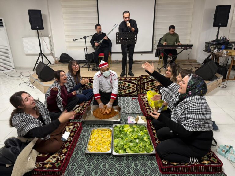 ÖĞRENCİLERE MORAL DOLU SIRA GECESİ