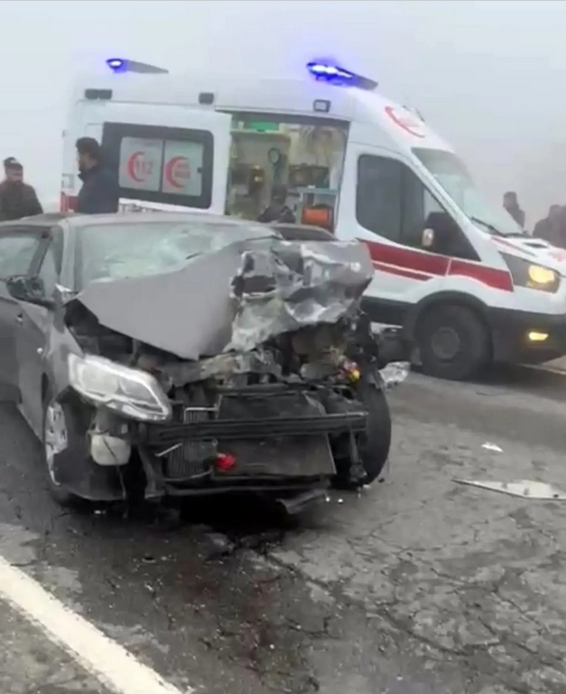 YOĞUN SİS ZİNCİRLEME KAZAYA NEDEN OLDU: 14 YARALI