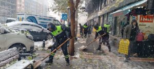 Kenti Ayakta Tutan Emekçiler Karla Mücadelede