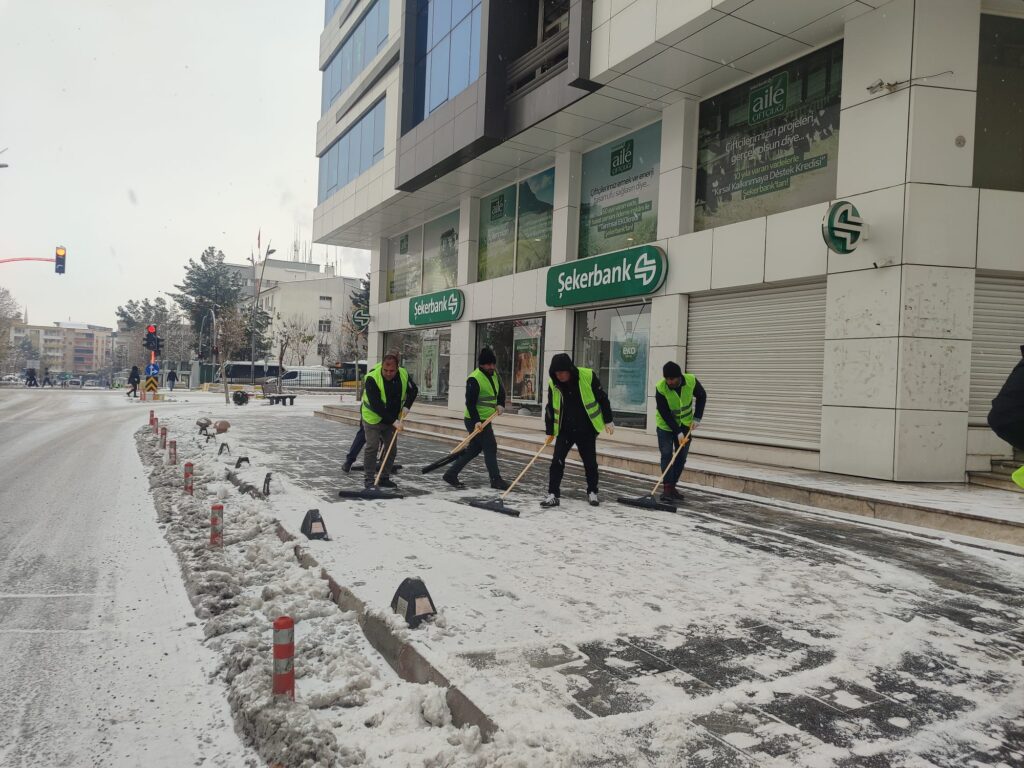 BELEDİYE EMEKÇİLERİ SABAHA KADAR DURMADI