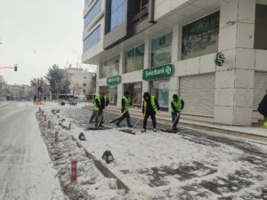 BELEDİYE EMEKÇİLERİ SABAHA KADAR DURMADI