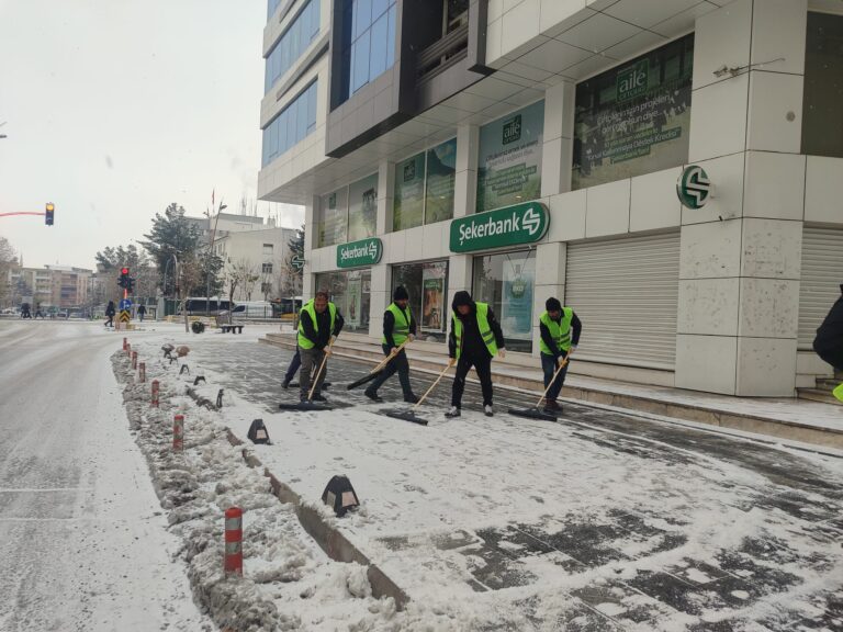 BELEDİYE EMEKÇİLERİ SABAHA KADAR DURMADI