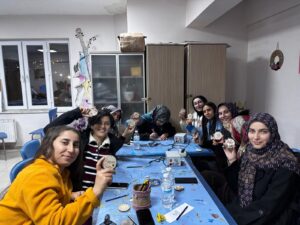 AHŞAP YAKMA KURSUYLA SINAV STRESİNİ ATIYORLAR