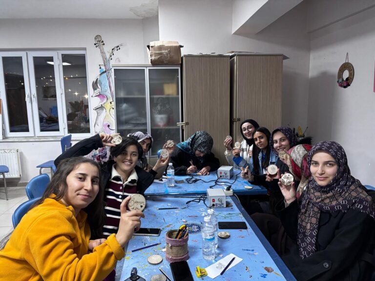 AHŞAP YAKMA KURSUYLA SINAV STRESİNİ ATIYORLAR