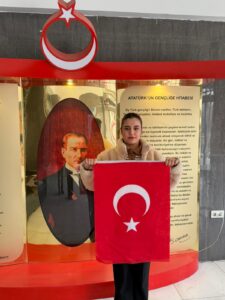 ÖĞRENCİLERDEN BAYRAK SEVGİSİ