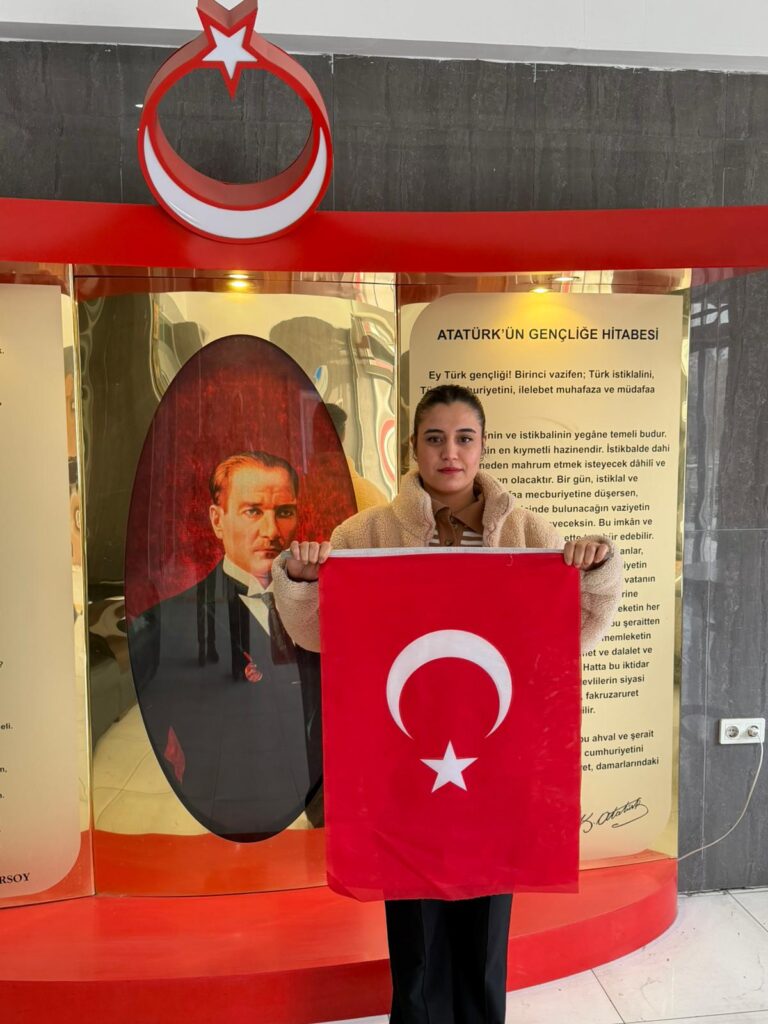 ÖĞRENCİLERDEN BAYRAK SEVGİSİ