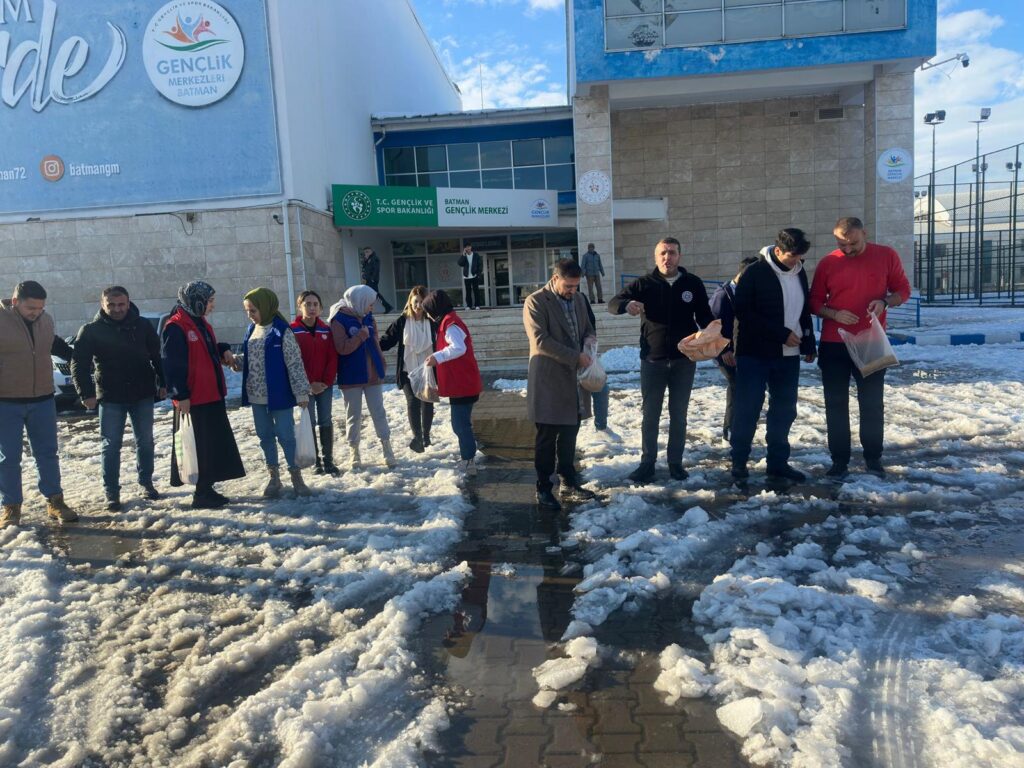 GENÇLER DOĞADAKİ SESSİZ CANLARI UNUTMADI