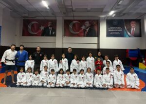 JUDO SPORCULARINA ELBİSE DESTEĞİ