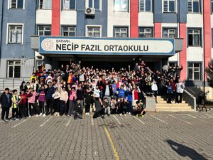 GENÇLERDEN MİNİK YÜREKLERE ALTIN DOKUNUŞ