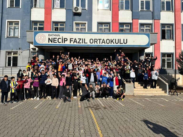 GENÇLERDEN MİNİK YÜREKLERE ALTIN DOKUNUŞ