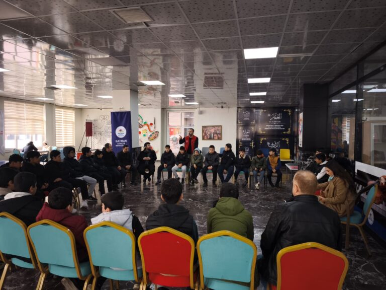 GENÇLER GÖNLÜNCE EĞLENİYOR