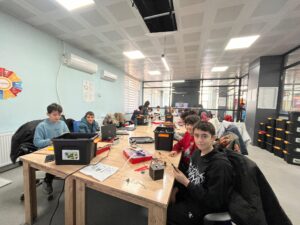 DENEYAP ATÖLYESİNDE GELECEĞİN MUCİTLERİ YETİŞİYOR