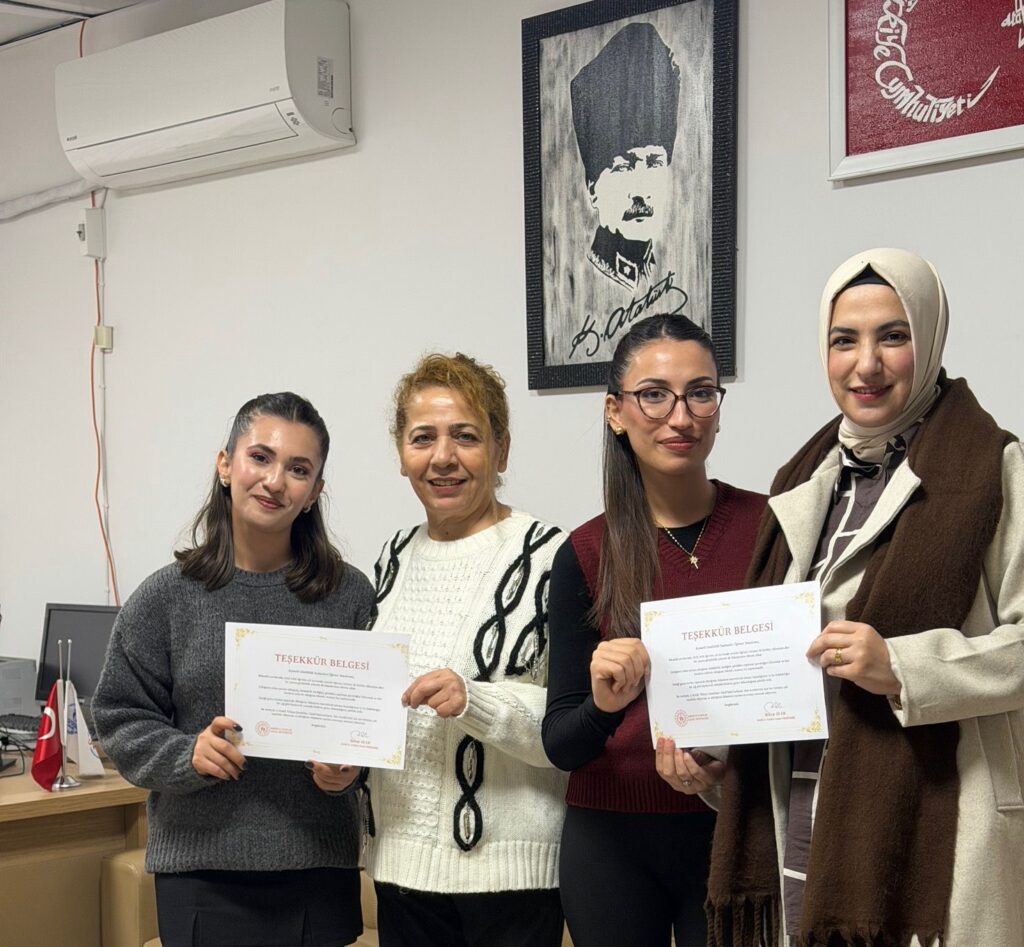 ÖĞRENCİLERİN HİKÂYELERİ PANOLARDA SERGİLENİYOR