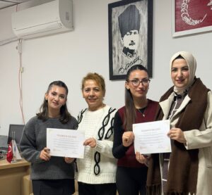 ÖĞRENCİLERİN HİKÂYELERİ PANOLARDA SERGİLENİYOR