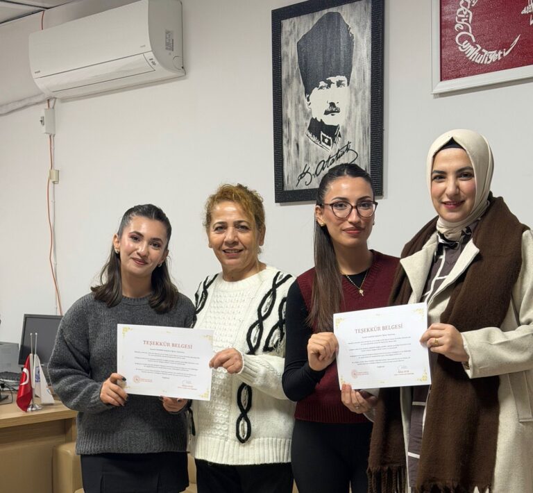 ÖĞRENCİLERİN HİKÂYELERİ PANOLARDA SERGİLENİYOR