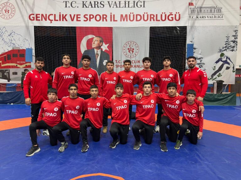 Genç Pehlivanlardan Madalya Yağmuru