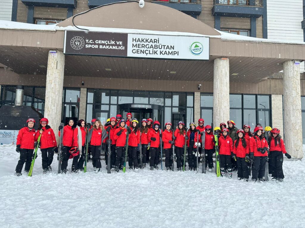 BATMANLI GENÇLER HAKKÂRİ’DE KAYAK YAPTI