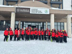 BATMANLI GENÇLER HAKKÂRİ’DE KAYAK YAPTI