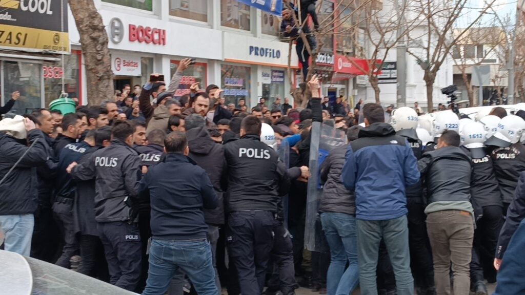 Ramazan Pankartı Krizi Büyüdü