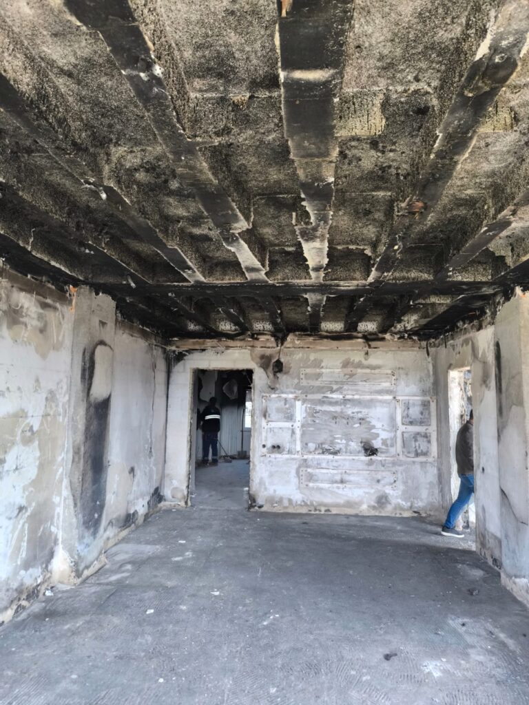 PATLAYAN TELEFON EVİ KÜL ETTİ!